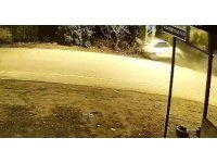 Otomobilin elektrik direğine saplandığı kaza kamerada