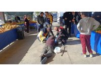 Alkolün etkisiyle pazaryerinde sızdı, vatandaşlar uyandıramayınca polis ve sağlık ekipleri müdahale etti