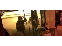 Parke taşıyla camları kırıp hırsızlık yaptılar: O anlar kamerada