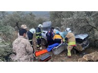 Zeytinliğe uçan otomobilin sürücüsü yaralandı