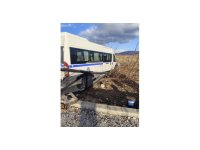 Kontrolden çıkan hafif ticari araç bahçe evinin kapısına çarparak durabildi: 1 yaralı