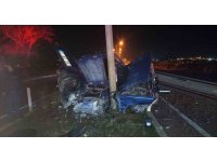 Aydınlatma direğine çarpan Tofaş hurdaya döndü: 2 yaralı