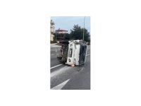 Emniyet şeridindeki araca çarptı: 2 yaralı