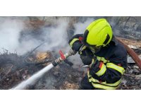 Hurdalıkta çıkan yangın gökyüzünü kara dumanla kapladı