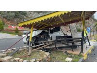 Antalya’da otomobil jandarma bekleme noktasına çarptı: 4 yaralı