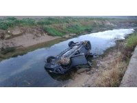 Kayganlaşan yolda kontrolden çıkan araç kanala uçtu