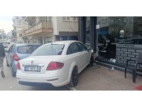 Otomobil kuaför dükkanına daldı: Çalışanlar kaçtı, müşteri fotoğraf çekti