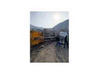 İskenderun’da devrilen hafriyat kamyonunun sürücüsü yaralandı