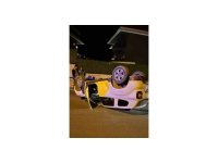 Alanya’da beton bariyerlere çarpan otomobil takla attı: 1 yaralı