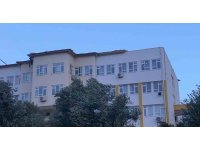 Kaş’ta fırtına bir okulun çatısına zarar verdi