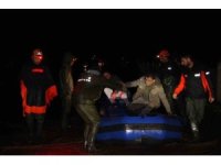 Antalya Kumluca’da sağanak yağış tarım arazilerini sular altında bıraktı, araçta mahsur kalan sürücü botla kurtarıldı