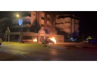 Arızalanan otomobil itilerek çalıştırılmak istenince yandı