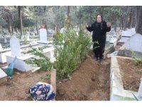 Depremden bu yana kayıp olan kız kardeşinin mezarını, kimsesizler mezarlığında buldu