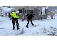 Osmaniye’de polisler kürek aldı, vatandaşın yolunu açtı