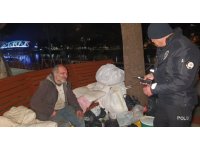 Bankta hayatını sürdüren adam, otelde konaklamayı kabul etmedi