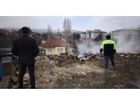 Burdur’da yangında evde mahsur kalan vatandaşı itfaiye erleri kurtardı