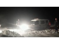 Yolda kalan polis aracının yardımına iş makineleri yetişti