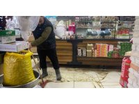 Antalya’da sağanak hayatı felç etti: İş yerleri su basan esnaf sabahın ilk ışığıyla temizliğe başladı