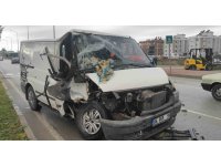 Bir anlık dalgınlıkla önünde ilerleyen kamyonete çarptı: 3 yaralı