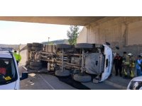 Arsuz’da hafriyat kamyonu devrildi