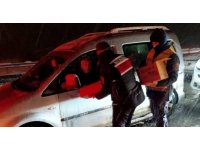 Kahramanmaraş’ta yolda mahsur kalan vatandaşlara jandarmadan yardım