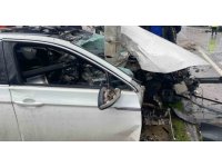 Yoldan çıkıp sinyalizasyon direğine çarpan otomobil parçalandı: 1 yaralı