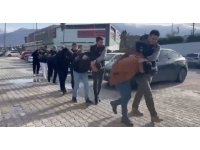 Şiddet uygulayarak banka hesabındaki 35 bin TL’yi ve cep telefonunu gasp eden 6 kişi tutuklandı