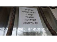 Bağımlılardan bıktı, evini camına "Bu evde uyuşturucu satışı yoktur, rahatsız etmeyin" yazlı not astı