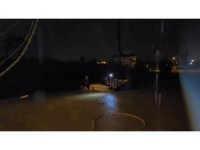 Sağanak yağmurun etkili olduğu Antalya’da mahsur kalan vatandaşlar botlarla kurtarıldı