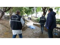 Evinin önündeki parkta ölü bulundu