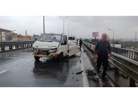 Kamyonet kazasında etilen tüpler yola saçıldı