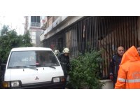Yaşlı adamı komşuları evden çıkardı, yangın ucuz atlatıldı