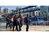Jandarmayı görünce çaldıkları avokadoları bırakıp kaçtılar