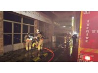 Hatay’da korkutan yangın: Akaryakıt istasyonunun yanındaki bina alevlere teslim oldu