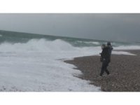 Dalgadan kaçtılar, fotoğraf çektirdiler