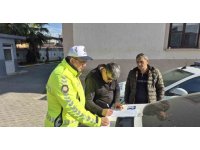 Kaskla servis aracının camını kıran motosikletlinin ehliyetine el konuldu