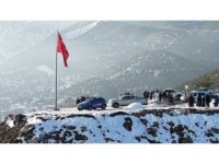 Hatay’ın zirvesinde gururlandıran bayrak değişimi