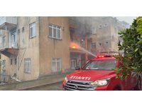 Gazipaşa’da üç katlı evin ikinci katında yangın çıktı