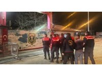 Köy evlerini soyan 3 kişilik hırsızlık ekibi, çalıntı eşyaları hurdacıya satarken yakalandı