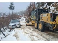 Antalya’da karla mücadele: Yüksek kesimlerde mahsur kalan araçlar kurtarıldı