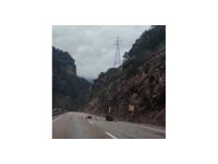 Saimbeyli’de yağışlar sonrası yola yine kaya düştü