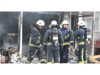 Mobilya imalathanesindeki yangında 3 kişi dumandan etkilendi