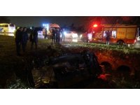 Yoldan çıkan lüks otomobil refüjdeki çukura düştü:3 yaralı