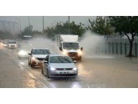 Adana’da şiddetli yağış yolları göle çevirdi, apartmanları su bastı