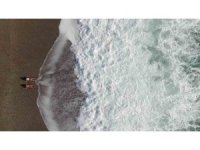 Bir hafta aradan sonra güneşi gören Antalyalılar sahile akın etti