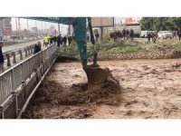 Erdemli’de şiddetli yağış sele neden oldu