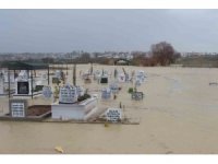 Adana’da kanal taştı, mezarlar sular altında kaldı