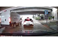 Yağmur, Adana’yı felç etti: Hortum oluştu, araçlar yolda mahsur kaldı