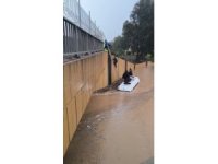 Sağanak yağmura servis aracında yakalananlar merdivenle kurtarıldı