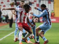 Trendyol Süper Lig: Antalyaspor: 1 - Trabzonspor: 0 (İlk yarı)